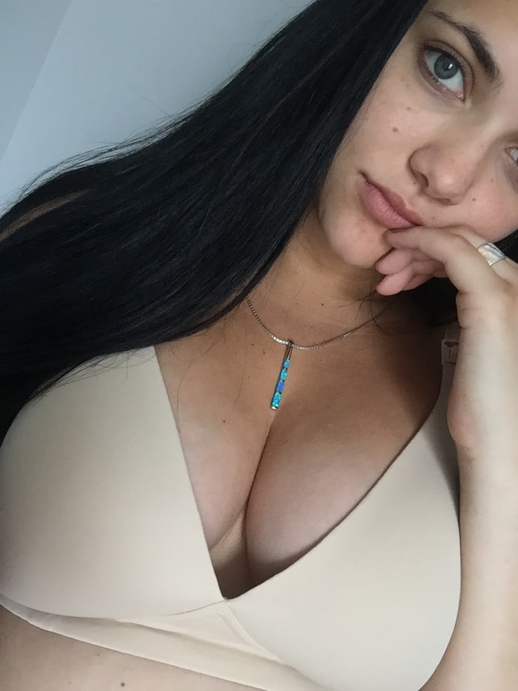 Hot Girl Chilling #X9uggRW0