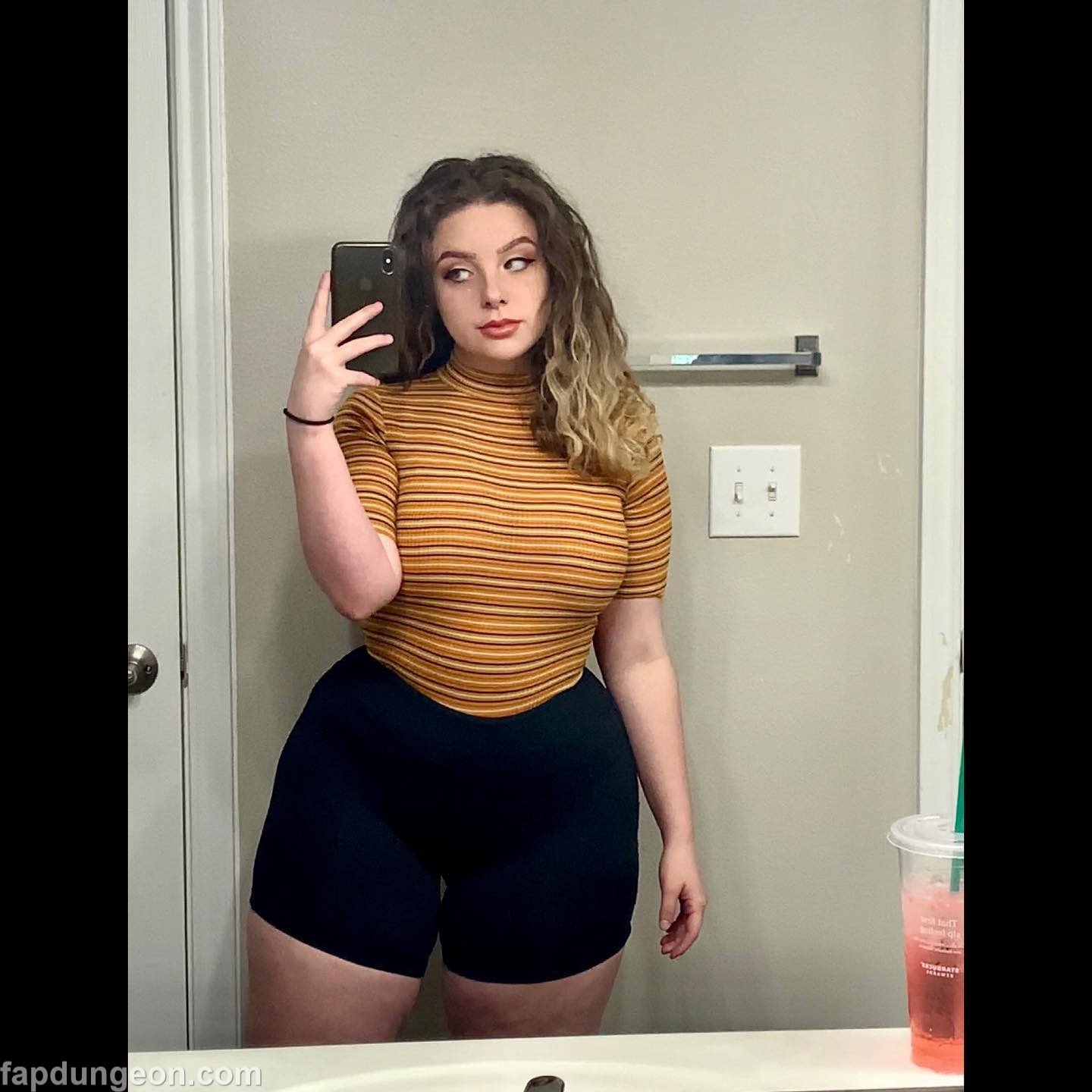 Justkotajade – Thick and Busty Streamer #sJcSLbbU